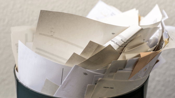 Bunke med dokumenter i papirkurv