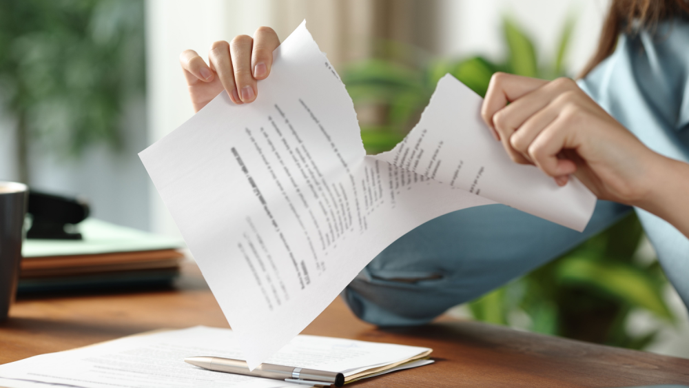 Person river et dokument i to på et kontor